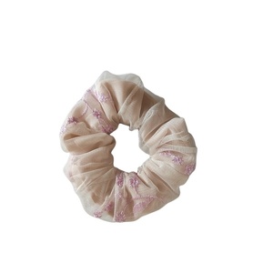 Χειροποιητο υφασμάτινο τουλινό scrunchie λαστιχάκι μαλλιών κοκαλάκι με διπλό ύφασμα μωβ ανθάκια 1τμχ medium size. - ύφασμα, λουλούδια, δώρα για γυναίκες, λαστιχάκια μαλλιών