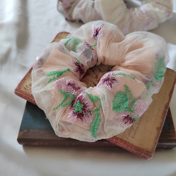 Χειροποιητο υφασμάτινο τουλινό λαστιχάκι μαλλιών scrunchies κοκαλάκι με διπλό ύφασμα σομον ποπλινα και κεντητο τούλι με λουλουδακια 1τμχ medium size - ύφασμα, δώρα για γυναίκες, λαστιχάκια μαλλιών - 2