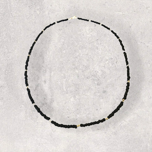 Κολιέ μονό με μαύρες χάντρες και ασημί λεπτομέρειες μήκος 33 εκ - ασημί, χειροποίητα, χάντρες, φθηνά - 5