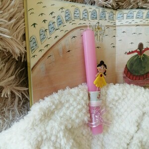 πασχαλινό ροζ αρωματικό λαμπαδάκι 22εκ με μεταλλικό σελιδοδείκτη κίτρινο κοριτσάκι - λαμπάδες, σελιδοδείκτες, πριγκίπισσα, για παιδιά, για ενήλικες - 3