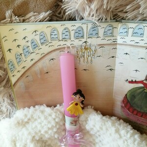 πασχαλινό ροζ αρωματικό λαμπαδάκι 22εκ με μεταλλικό σελιδοδείκτη κίτρινο κοριτσάκι - λαμπάδες, σελιδοδείκτες, πριγκίπισσα, για παιδιά, για ενήλικες - 4