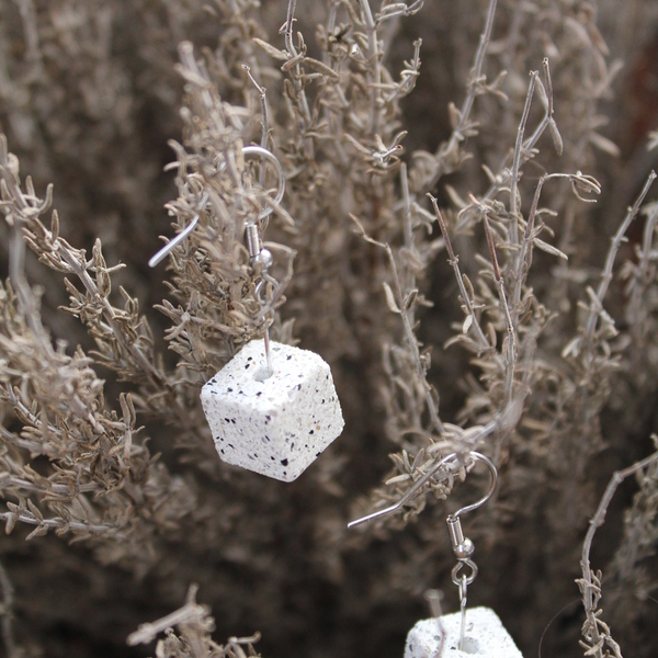 Σκουλαρίκια λευκοί κύβοι από οικολογικοί ρητίνη - μακριά, ατσάλι, κρεμαστά, γάντζος - 2