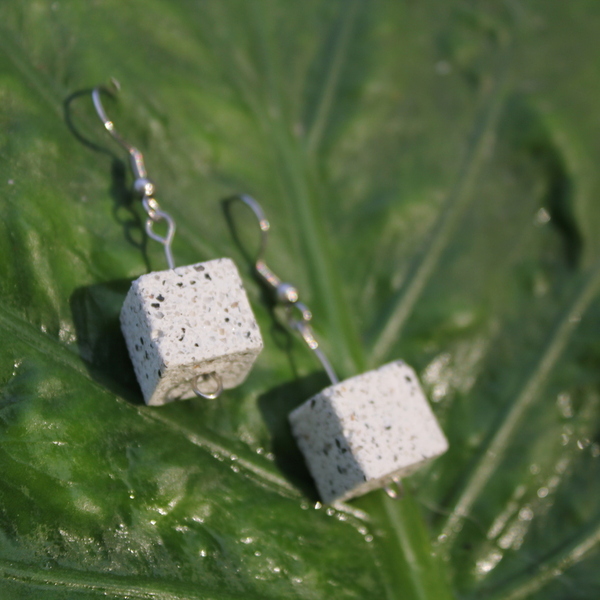 Σκουλαρίκια λευκοί κύβοι από οικολογικοί ρητίνη - μακριά, ατσάλι, κρεμαστά, γάντζος - 3