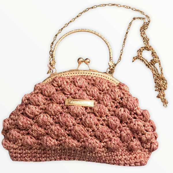 Χειροποίητη πλέκτη ροζ-σομόν τσάντα με μεταλλικό κούμπωμα-χερούλι.- Μήκος: 24 εκ. - ώμου, πλεκτές τσάντες, μικρές, μικρές, φθηνές