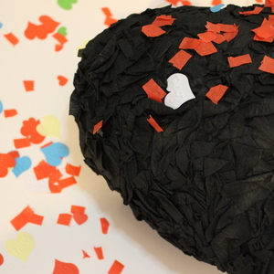μαύρη καρδιά piñata 46x46x6 - χαρτί, σετ δώρου - 2