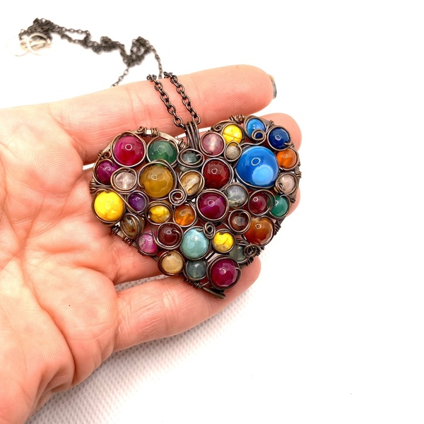 Μενταγιόν καρδιά από οξειδωμένο χαλκό με χρωματιστούς αχάτες, 6x5 - ημιπολύτιμες πέτρες, χαλκός, καρδιά, μακριά, μενταγιόν - 3
