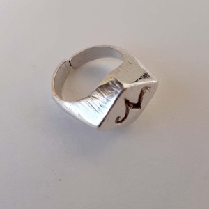 Ασημένιο chevalier δαχτυλίδι με χαραγμένο γράμμα - ασήμι, chevalier, μονογράμματα, αυξομειούμενα - 2