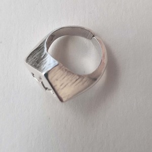Ασημένιο chevalier δαχτυλίδι με χαραγμένο γράμμα - ασήμι, chevalier, μονογράμματα, αυξομειούμενα - 3