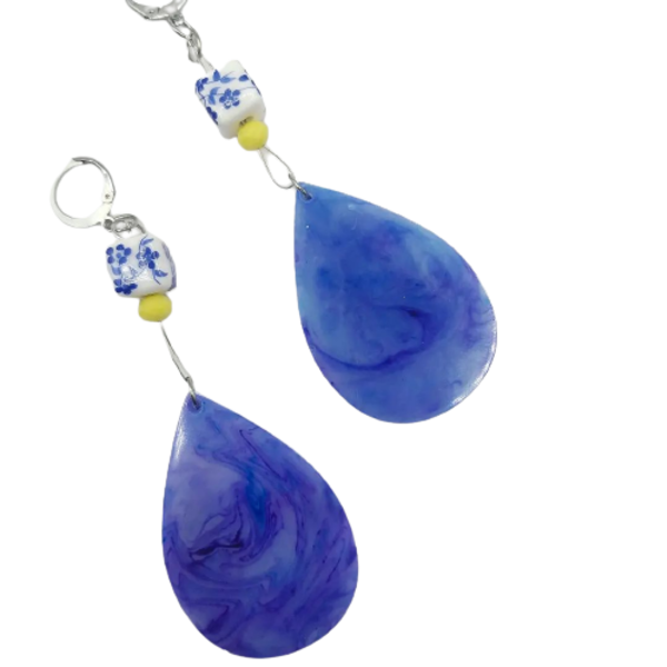 Σκουλαρίκια boho από υγρό γυαλί και κεραμικές χάντρες με λουλούδια - μπλε/μωβ - γυαλί, boho, κρεμαστά
