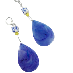Σκουλαρίκια boho από υγρό γυαλί και κεραμικές χάντρες με λουλούδια - μπλε/μωβ - γυαλί, boho, κρεμαστά