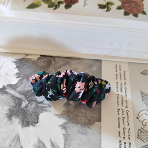 Χειροποίητη scrunchie υφασματινη βαμβακερη μπαρετα μαλλιών μαύρη με πολύχρωμα λουλούδια. 1τμχ 8cm - ύφασμα, κορίτσι, φλοράλ, δώρα για γυναίκες, hair clips - 2