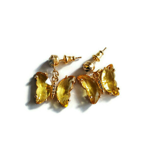 Σκουλαρίκια με κρυστάλινες πεταλούδες, 2×2εκ, σε κίτρινο χρώμα με καρφωτό κούμπωμα. - στρας, ορείχαλκος, πεταλούδα, καρφωτά, μπρούντζος