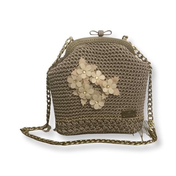 Χειροποίητη πλεκτή τσάντα μπεζ με αλυσίδα και διακοσμητικά λουλούδια - νήμα, clutch, ώμου, all day, πλεκτές τσάντες