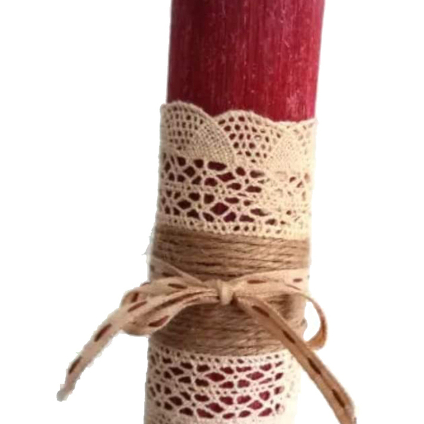 Γυναικεία αρωματική λαμπάδα στρογγυλή ξυστή, σε κόκκινο χρώμα και σε ρομαντικό vintage ύφος, με δαντέλες και σπάγγους - κορίτσι, λαμπάδες