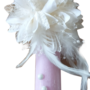 Γυναικεία αρωματική λαμπάδα στρογγυλή ξυστή, σε χρώμα ροζ και ρομαντικό vintage ύφος, με εντυπωσιακό υφασμάτινο λουλούδι, φτερά και πέρλες - λαμπάδες