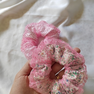 Χειροποιητο υφασμάτινο double layer scrunchie λαστιχάκι μαλλιών κοκαλάκι με εξωτερικό ύφασμα τούλι ροζ πουα και εσωτερικό floral normal size 1τμχ - ύφασμα, για τα μαλλιά, δώρα για γυναίκες, headbands - 2