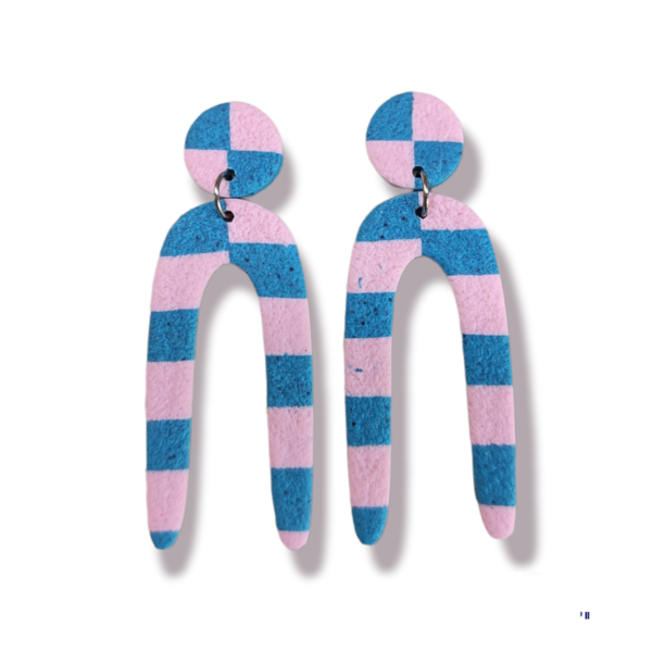 Statement κρεμαστά σκουλαρίκια από πολυμερικό πηλό σε σχήμα καμάρας με καρό μπλε και ροζ pattern - μοντέρνο, πηλός, πρωτότυπο, κρεμαστά, καρφάκι