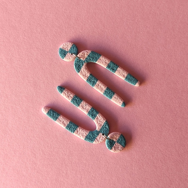 Statement κρεμαστά σκουλαρίκια από πολυμερικό πηλό σε σχήμα καμάρας με καρό μπλε και ροζ pattern - μοντέρνο, πηλός, πρωτότυπο, κρεμαστά, καρφάκι - 2