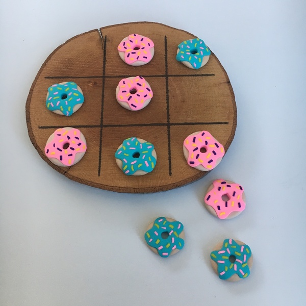 Τρίλιζα donuts σε ροζ-γαλάζιο χρώμα με πολυμερικό πηλό. - τρίλιζα, επιτραπέζια