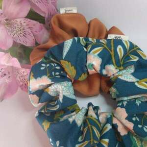 Scrunchie classic floral μπλε - ύφασμα, χειροποίητα, φλοράλ, λαστιχάκια μαλλιών - 2