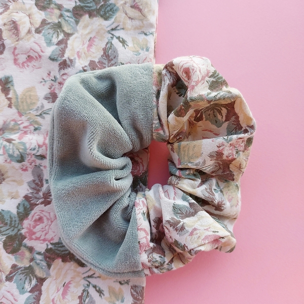 Scrunchie vintage floral μισό-μισό βελούδο - ύφασμα, φλοράλ, λαστιχάκια μαλλιών, velvet scrunchies - 3