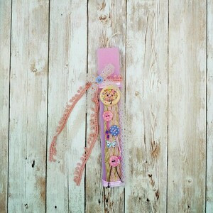 Χειροποίητη ροζ αρωματική πλακέ λαμπάδα "Ξύλινα Κουμπιά" - μήκος 20εκ. - κορίτσι, λουλούδια, λαμπάδες, για παιδιά, για εφήβους