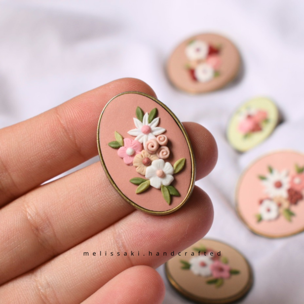 Dusty Rose Floral Pin | Χειροποίητη μικρή μπρούτζινη καρφίτσα με λουλούδια (μπρούτζος, πηλός) (3cmx1,8cm) - vintage, πηλός, λουλούδι, μικρά, μπρούντζος - 3