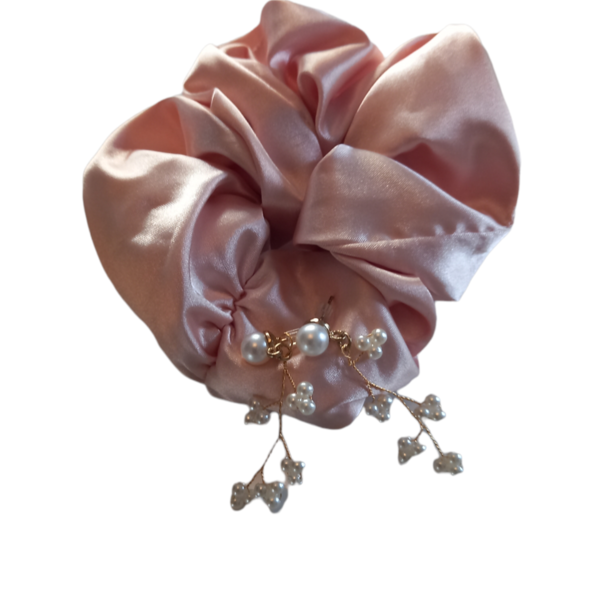 Γυναικείο σετ δώρου με ροζ σατέν κοκαλάκι scrunchie και κρεμαστά σκουλαρίκια με λευκές μικρές πέρλες. - ύφασμα, λαστιχάκια μαλλιών - 5