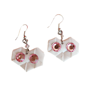 σκουλαρίκια καρδιά λευκή origami πλεκτή με στρας ρόζ για μάτια - κρεμαστά, μικρά, επάργυρα, πλαστικό, φθηνά