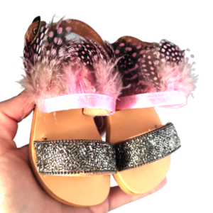 Δερμάτινα σανδάλια για κορίτσια με φτερά και πέτρες/ Χειροποίητα σανδάλια με ροζ και μαύρα χρώματα - σανδάλι, πέδιλα, σανδάλια - 2