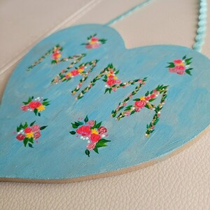 Ξύλινη γαλάζια καρδιά "μαμά" 15*14 cm ζωγραφισμένη στο χέρι - ζωγραφισμένα στο χέρι, καρδιά, μαμά, διακοσμητικά - 2