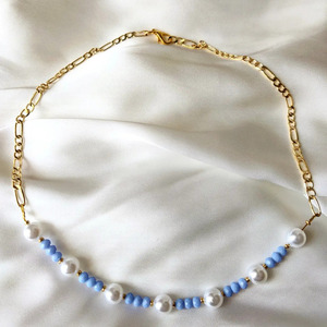 Χρυσή αλυσίδα σε συνδυασμό με χάντρες κρυστάλλινες μπλε ανοιχτό και πέρλες λευκές. - αλυσίδες, επιχρυσωμένα, ορείχαλκος, πέρλες