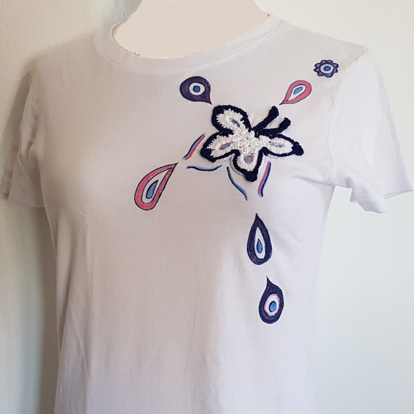 Πλεκτή χειροποίητη πεταλούδα, γυναικείο T-shirt, 100% βαμβάκι, λευκό M (Medium) με λεπτομέρειες ζωγραφισμένες στο χέρι - ζωγραφισμένα στο χέρι, t-shirt, χειροποίητα, 100% βαμβακερό - 2