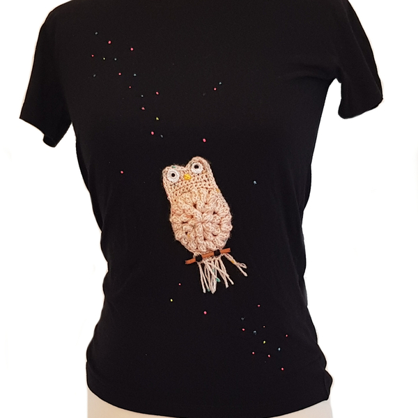Πλεκτή χειροποίητη κουκουβάγια, γυναικείο T-shirt, μαύρο,100% βαμβάκι με λεπτομέρειες ζωγραφισμένες στο χέρι (interstellar owl). Μέγεθος SMALL - κουκουβάγια, χειροποίητα, 100% βαμβακερό - 2