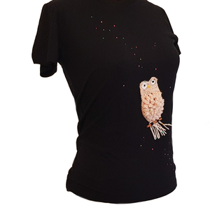 Πλεκτή χειροποίητη κουκουβάγια, γυναικείο T-shirt, μαύρο,100% βαμβάκι με λεπτομέρειες ζωγραφισμένες στο χέρι (interstellar owl). Μέγεθος SMALL - κουκουβάγια, χειροποίητα, 100% βαμβακερό