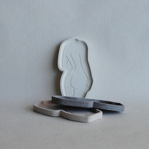 Διακοσμητικός Δίσκος από τσιμέντο Λευκό με Σχέδιο Γυναικείο Σώμα 15.5cm | Concrete Decor - τσιμέντο, πιατάκια & δίσκοι