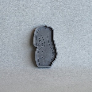 Διακοσμητικός Δίσκος από τσιμέντο Γκρι με Σχήμα Γυναικείο Σώμα Γκρι 15.5cm| Concrete Decor - τσιμέντο, πιατάκια & δίσκοι