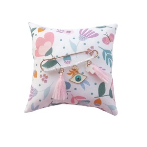 Baby Gift Box Βρεφική Πικέ Κουβέρτα διπλής όψεως Σάπιο μήλο με Λουλούδια 1 x 0.70 εκ oeko-tex 1 σετ των δύο με φυλαχτό παραμάνα The Pink Feather - κορίτσι, σετ δώρου, δώρο γέννησης, φυλαχτά, κουβέρτες - 4
