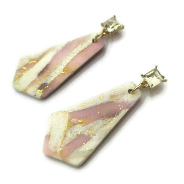 Romance marble - Σκουλαρίκια ties με εφέ μαρμάρου σε ροζ - λευκές αποχρώσεις με διάφανα κρύσταλλα - κρύσταλλα, πηλός, μπρούντζος, κρεμαστά, καρφάκι - 3