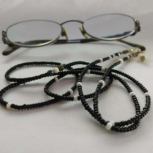 Αλυσίδα γυαλιών από μαύρες και άσπρες γυάλινες χάντρες - αλυσίδες, κορδόνια γυαλιών