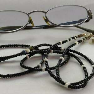 Αλυσίδα γυαλιών από μαύρες και άσπρες γυάλινες χάντρες - αλυσίδες, κορδόνια γυαλιών - 2