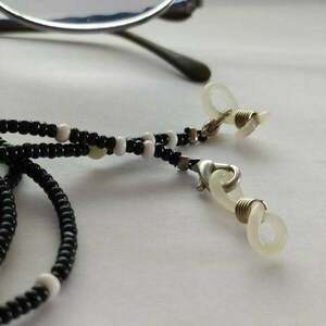 Αλυσίδα γυαλιών από μαύρες και άσπρες γυάλινες χάντρες - αλυσίδες, κορδόνια γυαλιών - 3