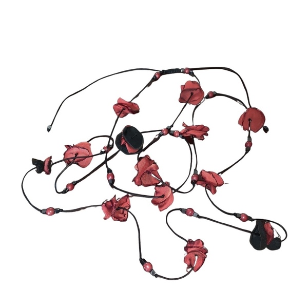 Μακρύ κολιέ με λουλούδια από ύφασμα αιματίτης και κόκκινες χάντρες - ημιπολύτιμες πέτρες, κοχύλι, χάντρες, λουλούδι