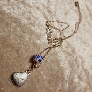 Μενταγιόν με ατσάλινη αλυσίδα με επάργυρο στοιχείο καρδιά και κεραμικό κύβο με γαλάζια λουλούδια, μήκος 45εκ - charms, μαμά, κοσμήματα - 3