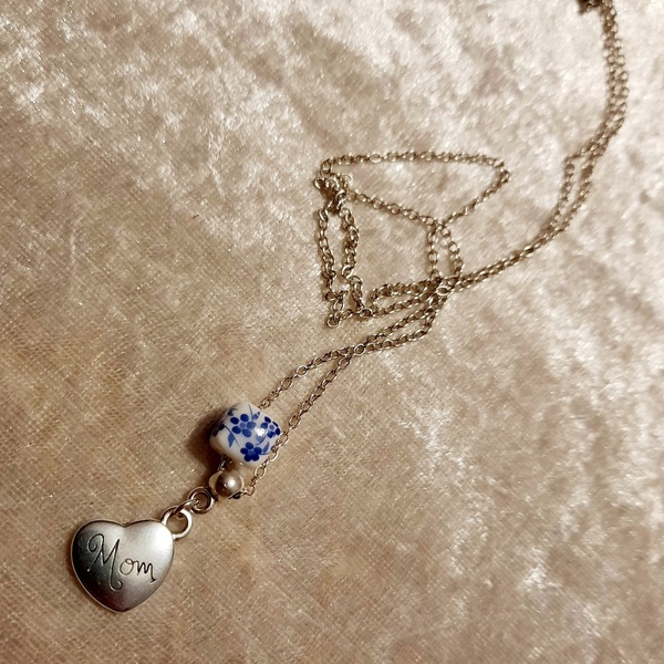 Μενταγιόν με ατσάλινη αλυσίδα με επάργυρο στοιχείο καρδιά και κεραμικό κύβο με γαλάζια λουλούδια, μήκος 45εκ - charms, μαμά, κοσμήματα - 4