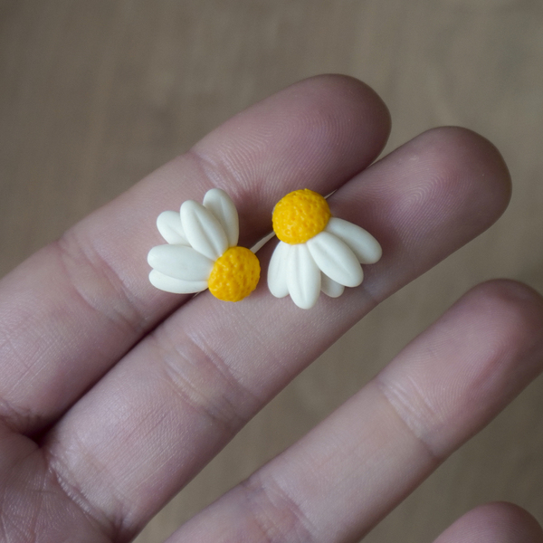 Σκουλαρίκια μαργαρίτες από πολυμερικό πηλό - πηλός, romantic, λουλούδι, καρφωτά, καρφάκι - 3