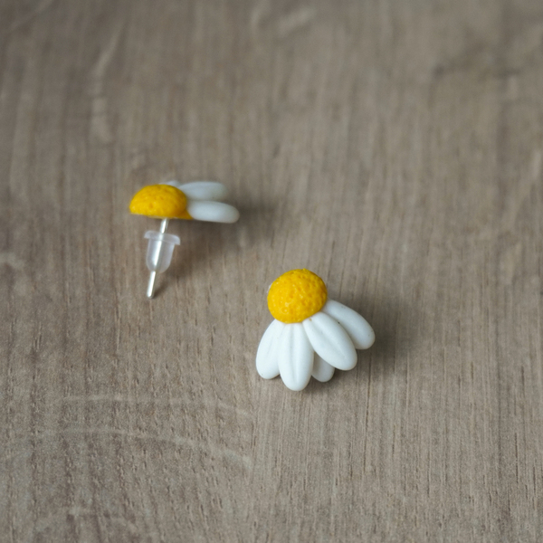 Σκουλαρίκια μαργαρίτες από πολυμερικό πηλό - πηλός, romantic, λουλούδι, καρφωτά, καρφάκι - 2
