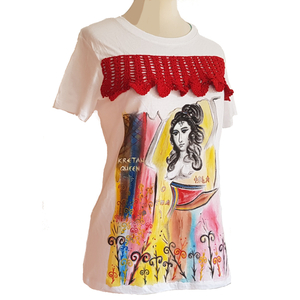 Συλλεκτικό ζωγραφισμένο στο χέρι γυναικείο T-shirt <Kretan Queen>, 100% βαμβάκι, με πλεκτό εργόχειρο, λευκό, κοντομάνικο: μέγεθος (L) - ζωγραφισμένα στο χέρι, 100% βαμβακερό