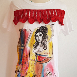 Συλλεκτικό ζωγραφισμένο στο χέρι γυναικείο T-shirt <Kretan Queen>, 100% βαμβάκι, με πλεκτό εργόχειρο, λευκό, κοντομάνικο: μέγεθος (L) - ζωγραφισμένα στο χέρι, 100% βαμβακερό - 3