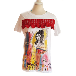 Συλλεκτικό ζωγραφισμένο στο χέρι γυναικείο T-shirt <Kretan Queen>, 100% βαμβάκι, με πλεκτό εργόχειρο, λευκό, κοντομάνικο: μέγεθος (L) - ζωγραφισμένα στο χέρι, 100% βαμβακερό - 4